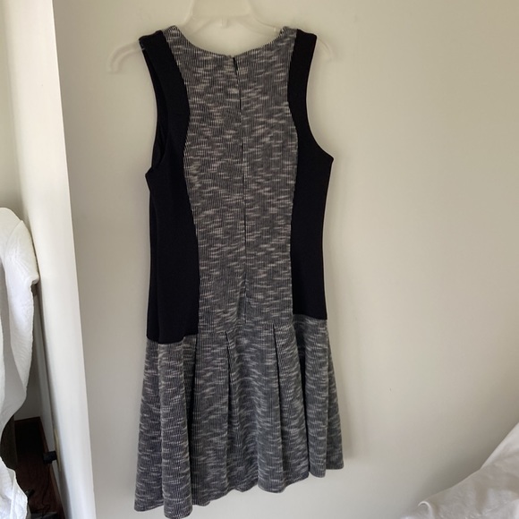 Guess sleeveless fit and flare black and white dress Size: 10 - Picture 8 of 14